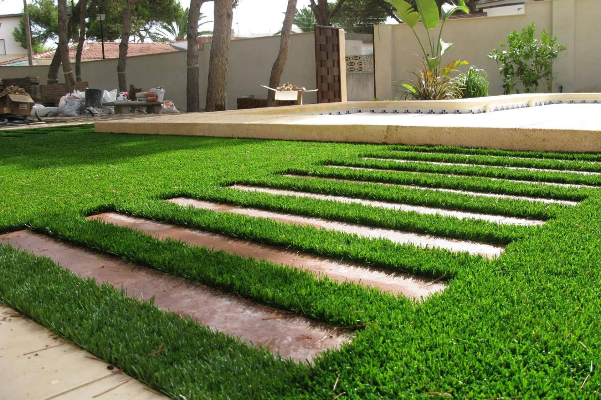 Albergrass optimiza la instalación de césped artificial con tecnología propia y fabricación nacional