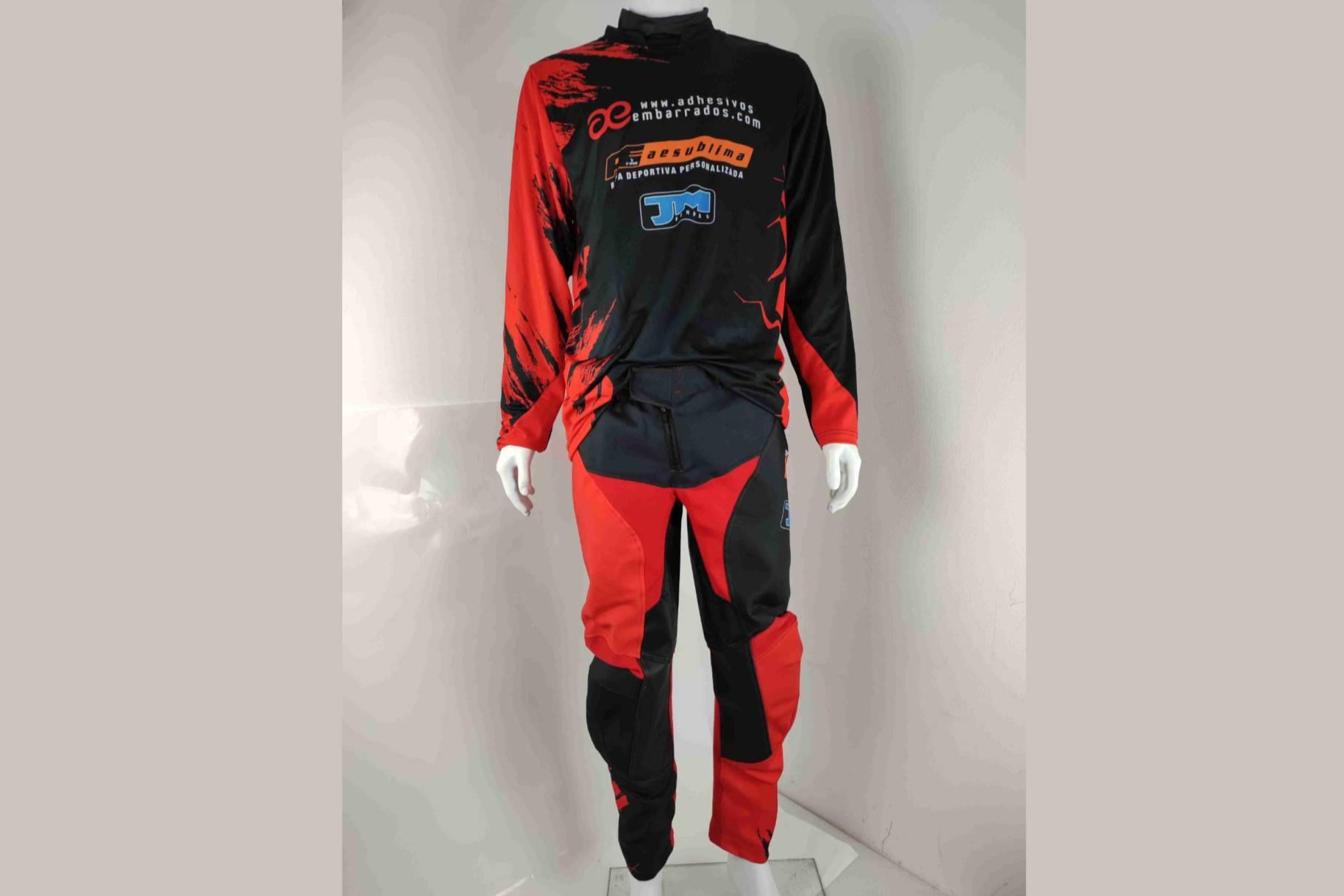 ADHESIVOSEMBARRADOS lanza equipaciones offroad personalizadas al 100% para pilotos y equipos