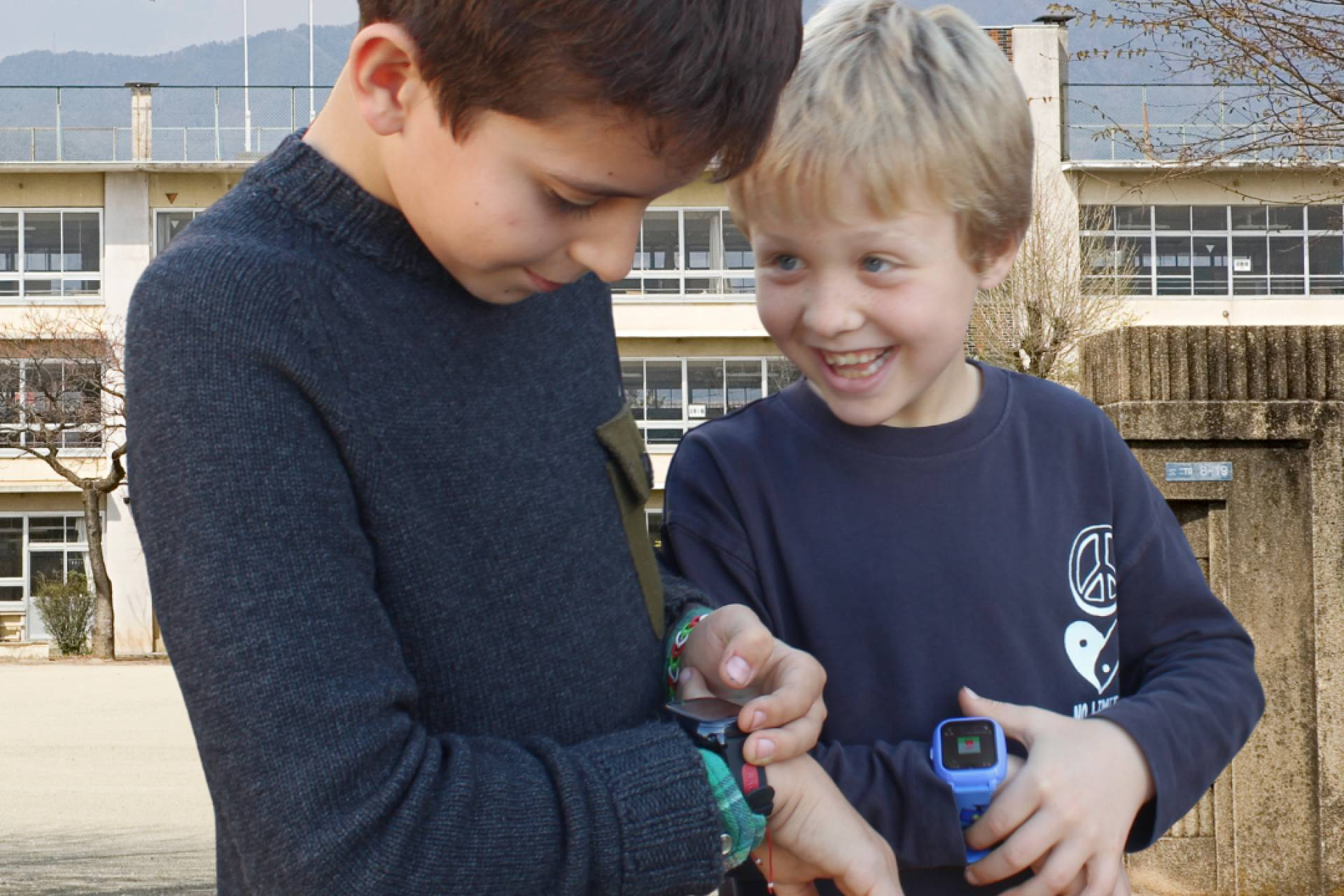 Seguridad y autonomía; gadgets clave para estudiantes de primaria