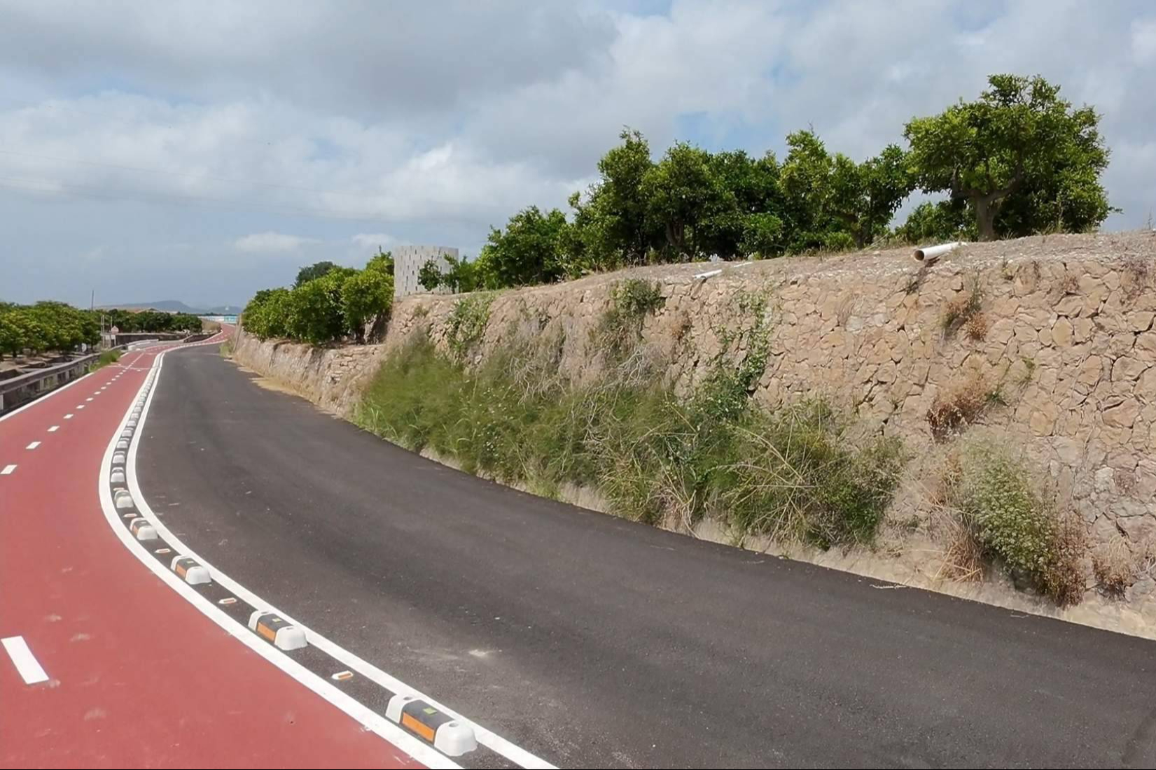El separador de carril bici fotoluminiscente de Abadecom Urban impulsa la movilidad sostenible en España