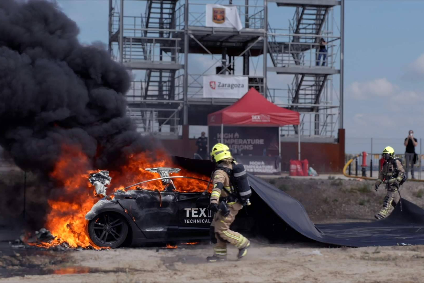 Texfire ensaya la eficacia de sus mantas ignífugas en un incendio de coche eléctrico