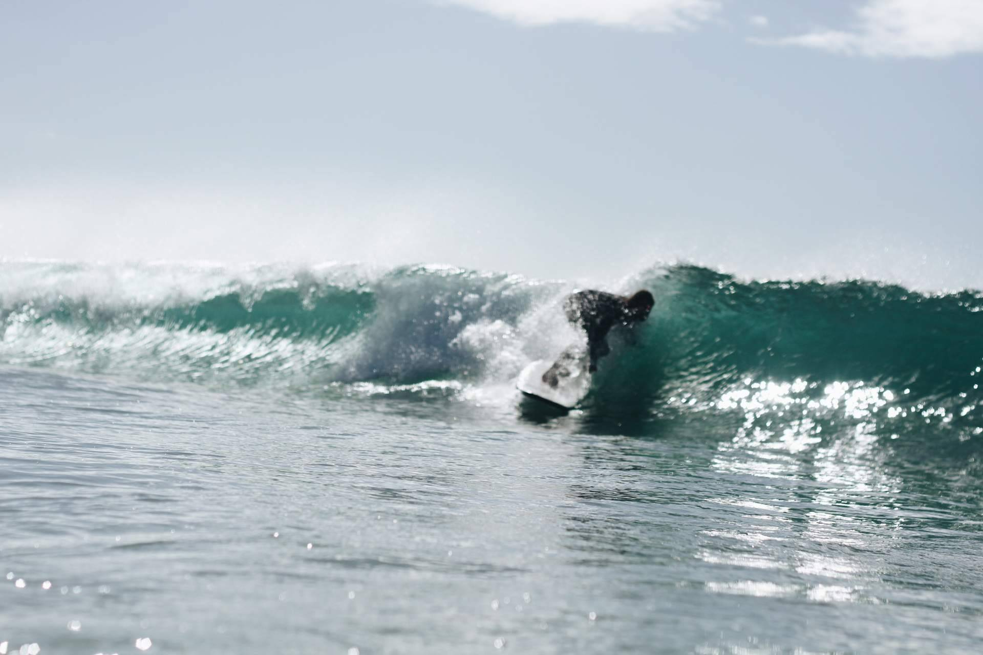 Las playas más recomendadas para aprender a surfear este otoño, según la guía de Fly