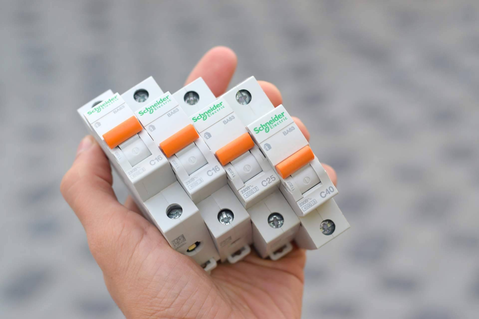 Amplio catálogo de material eléctrico Schneider Electric disponible online con condiciones ventajosas en Cadenza Electric