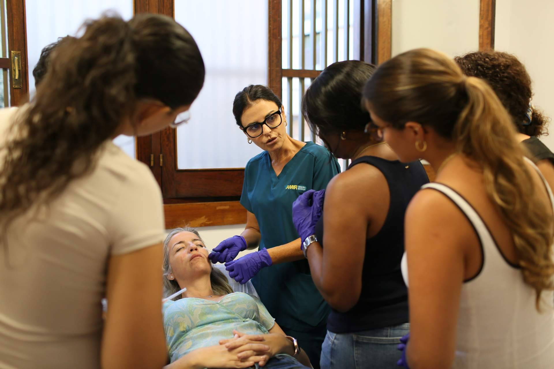 No se necesita ningún aval de organizaciones privadas para ejercer como médico estético en España