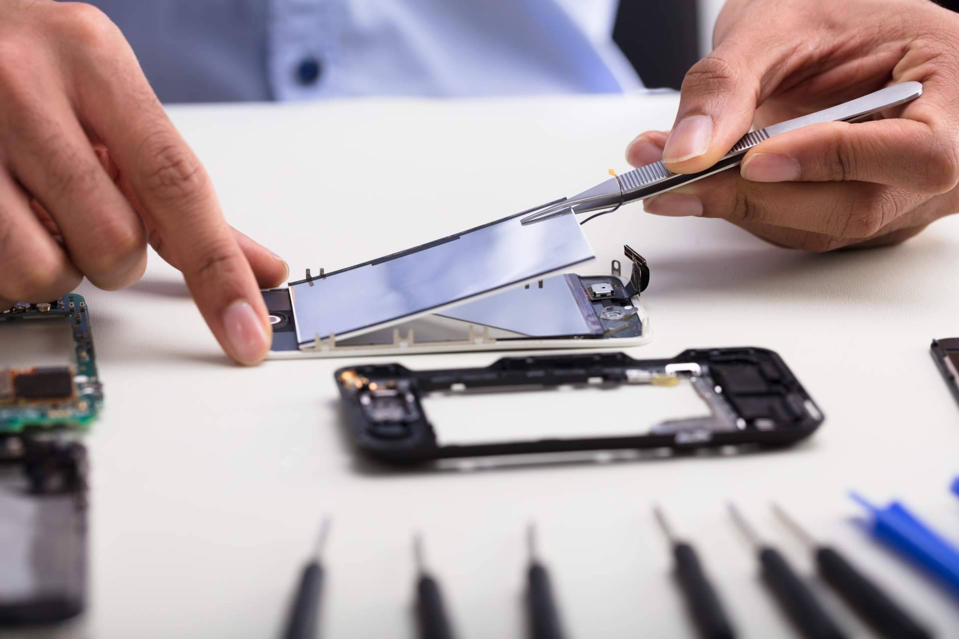 Formarse en reparación de móviles permite acceder a oportunidades profesionales y emprender con seguridad