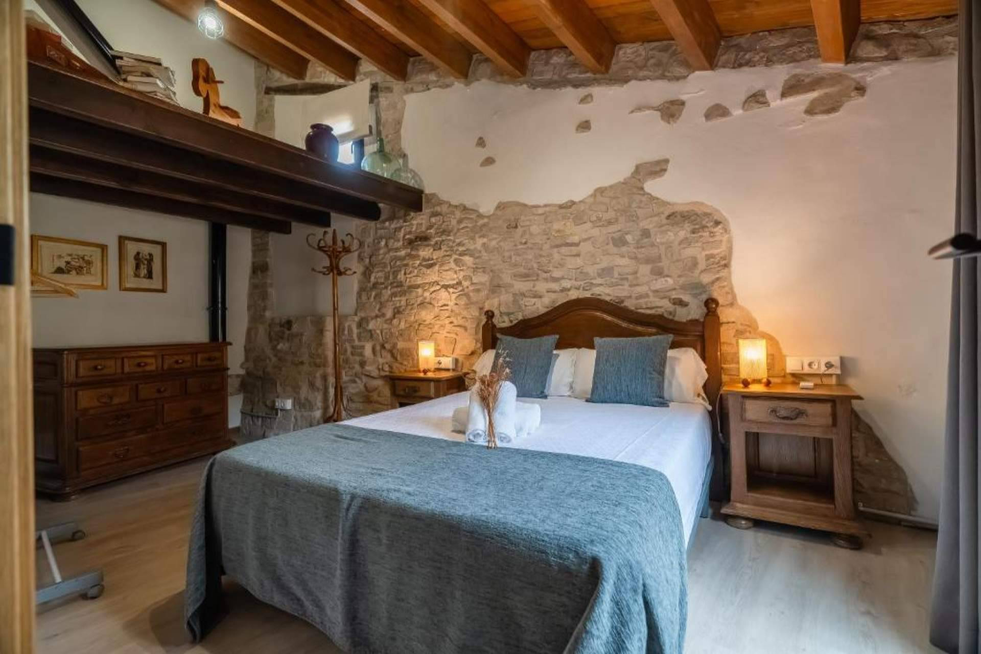 La Caseta de Freixenet; una casita de pueblo rural en Cataluña que recupera la calma de lo esencial