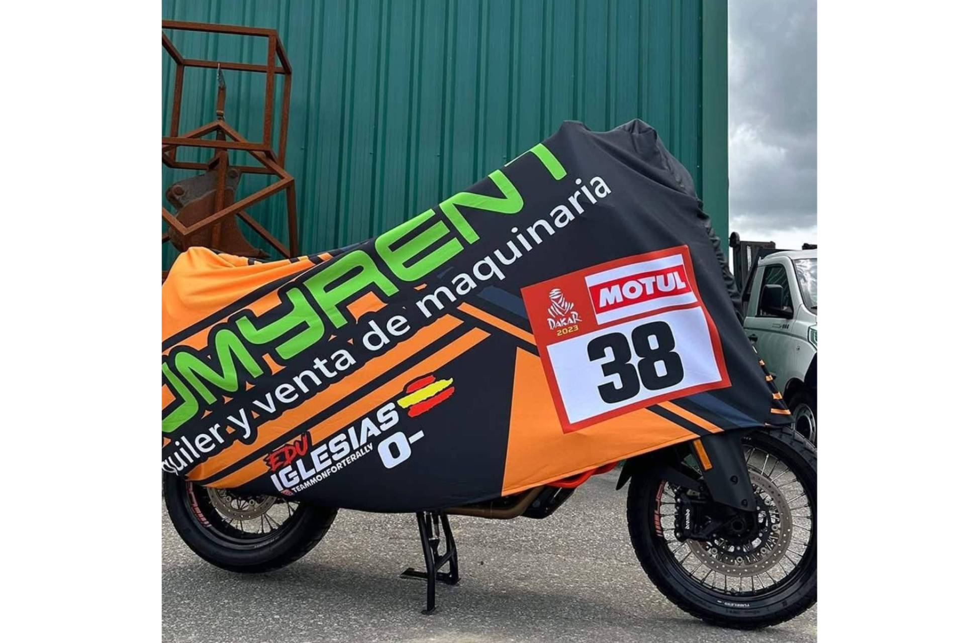 ADHESIVOSEMBARRADOS revoluciona el mercado con fundas protectoras de moto, quad, kart y carcross
