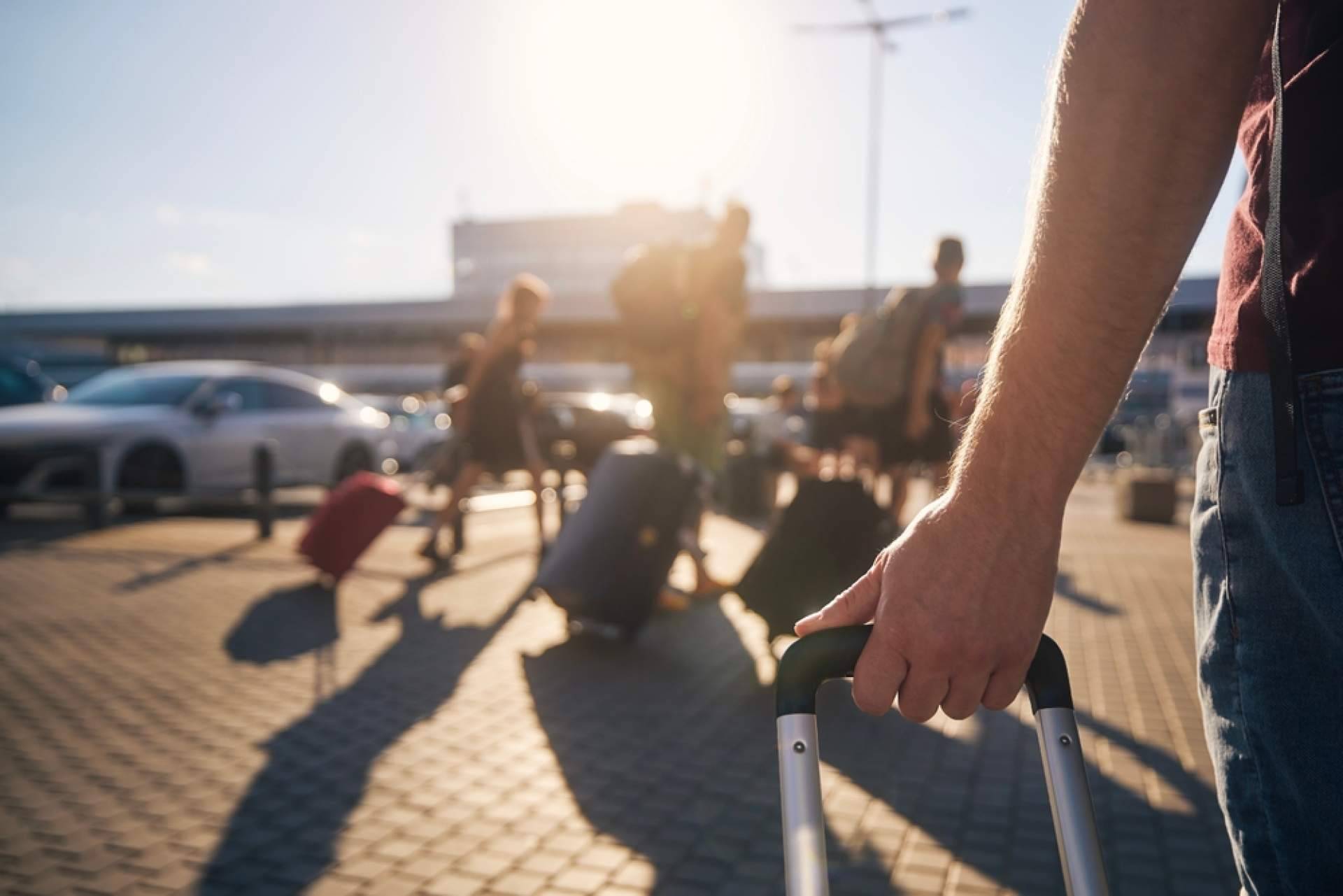 Aparcalo apuesta por un modelo de parking inteligente, práctico y seguro en el aeropuerto de Alicante