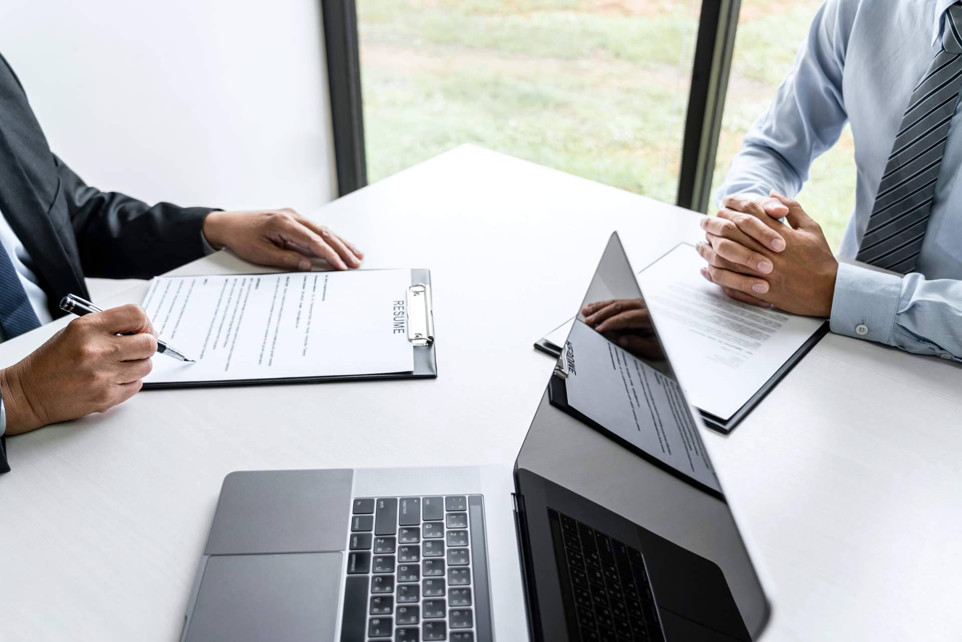 Por qué cada vez es más difícil cubrir mandos intermedios y directivos en España