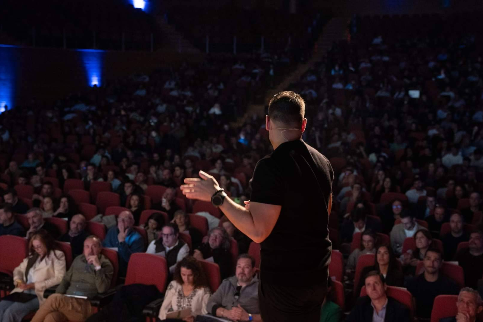 Héctor Stezano impulsa la formación en IA ante más de 2.000 empresas en Granada