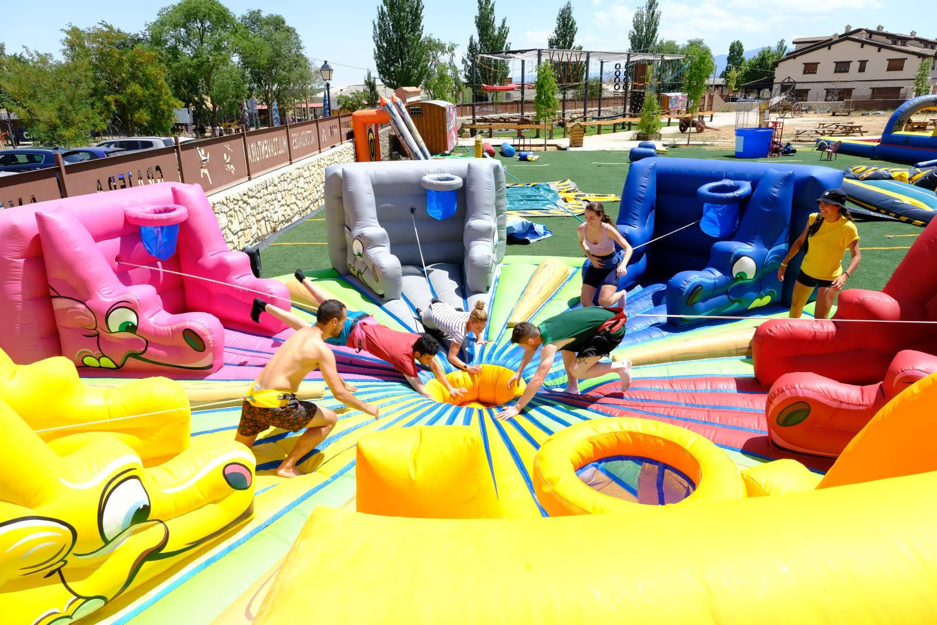 Alojamiento rural y humor amarillo en Segovia para grupos y familias con Grajera Aventura