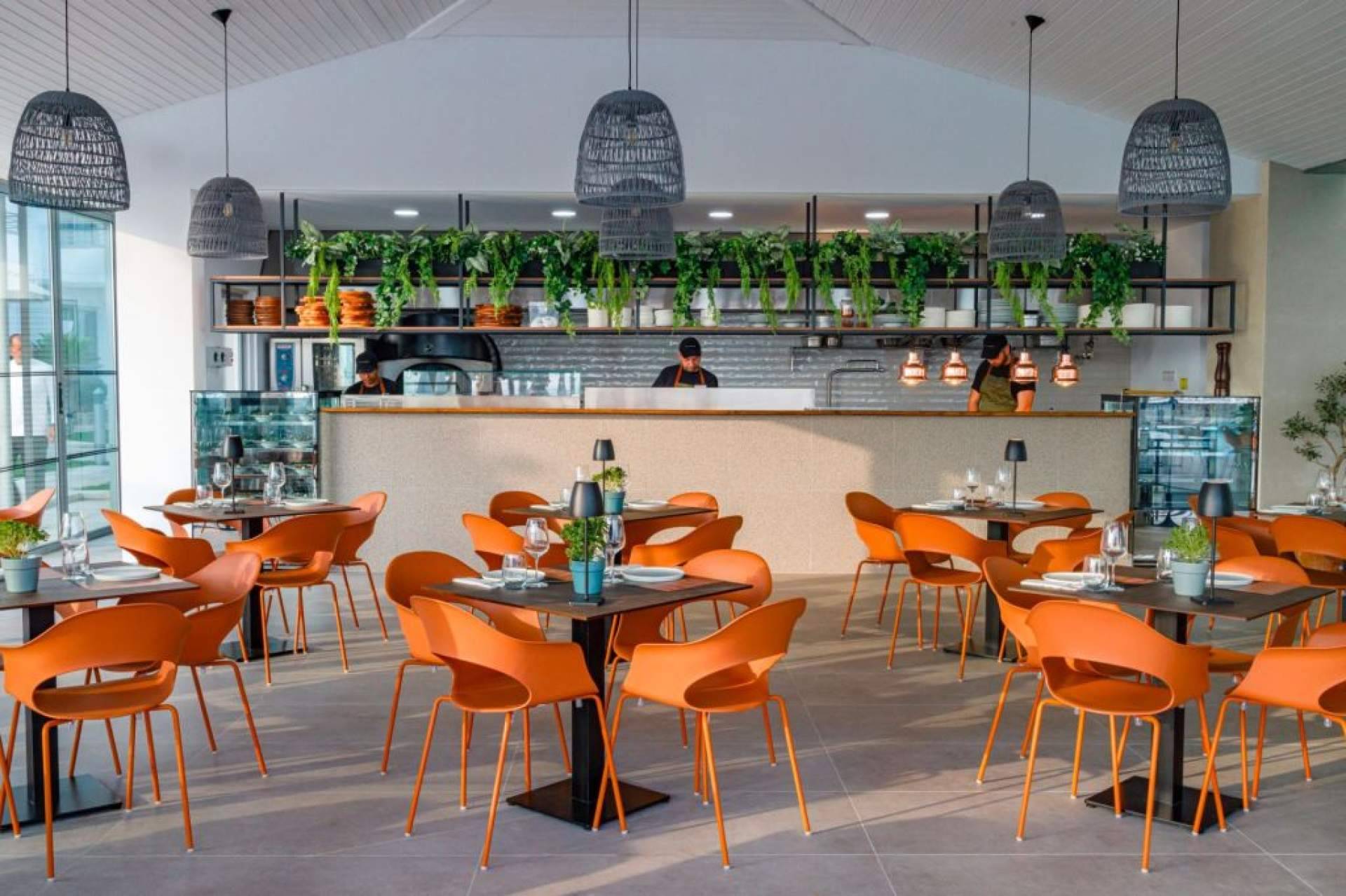Espacios exteriores en hoteles y empresas; cómo elegir mobiliario de terraza para hostelería con criterio