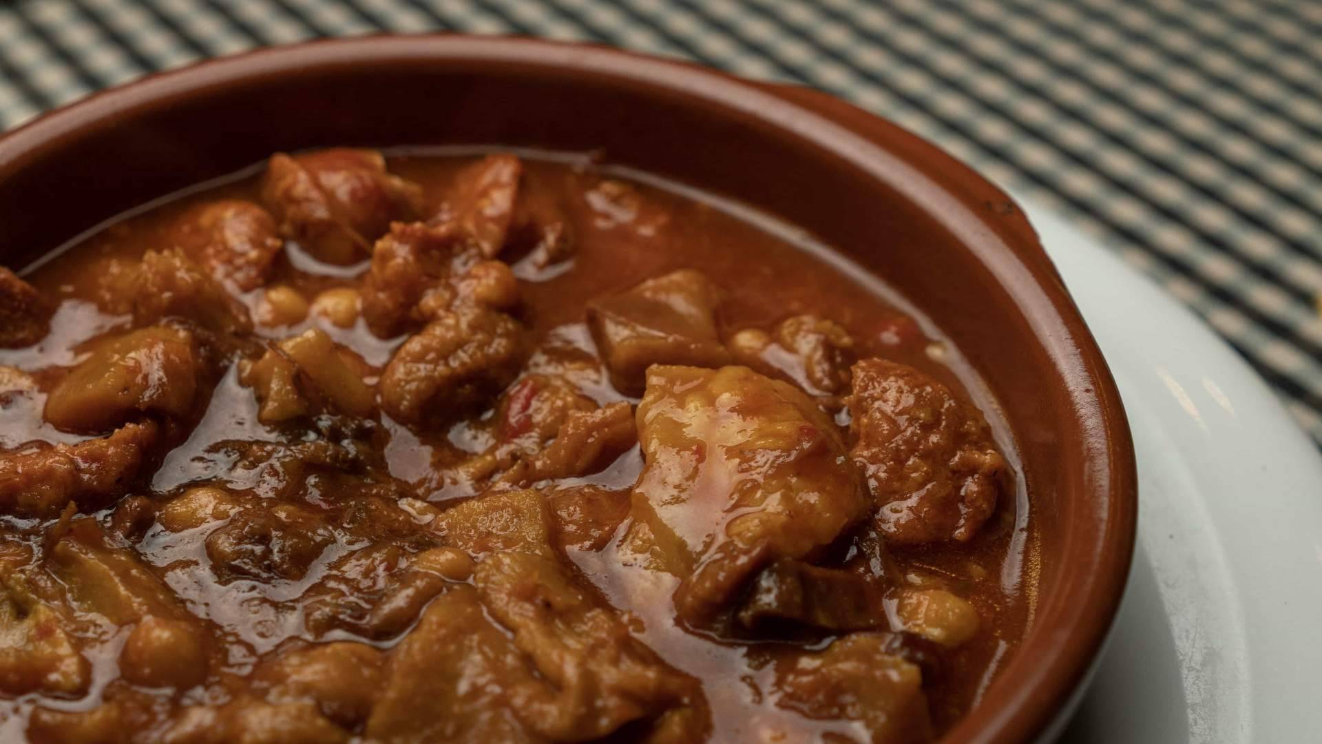 Pasa Tapas mantiene encendida la esencia de la cocina de mercado en la madrugada de Barcelona