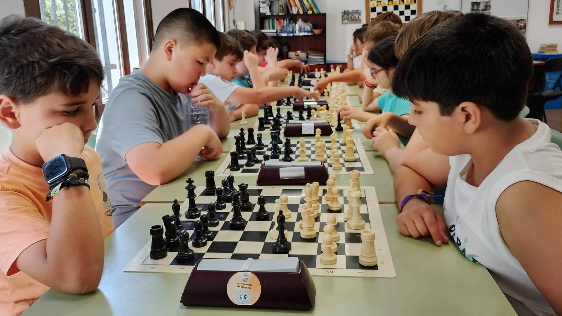 La Escuela Municipal de Ajedrez de Estepona cierra el curso con una semana de torneos y más de un centenar de participantes