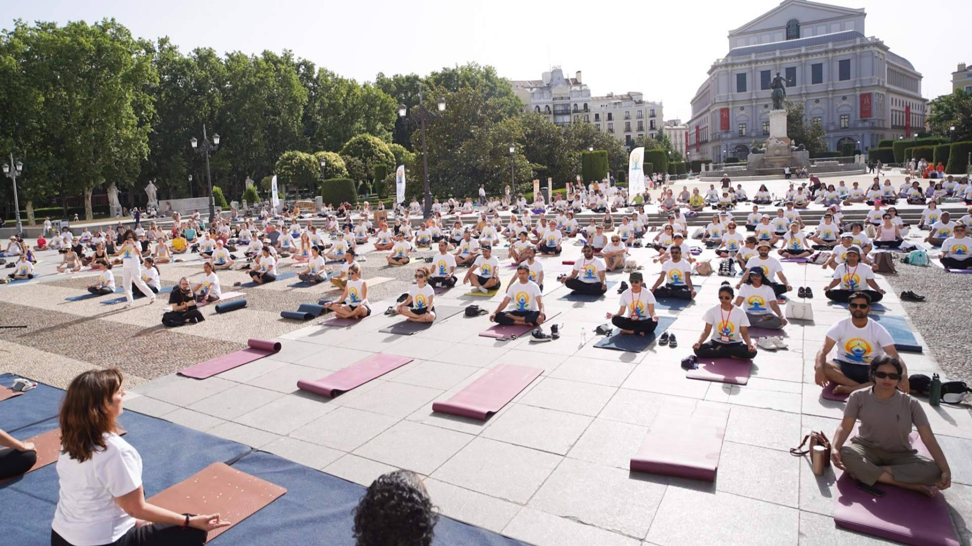 Madrid reúne a cerca de mil personas en la Plaza de Oriente por el Día Internacional del Yoga