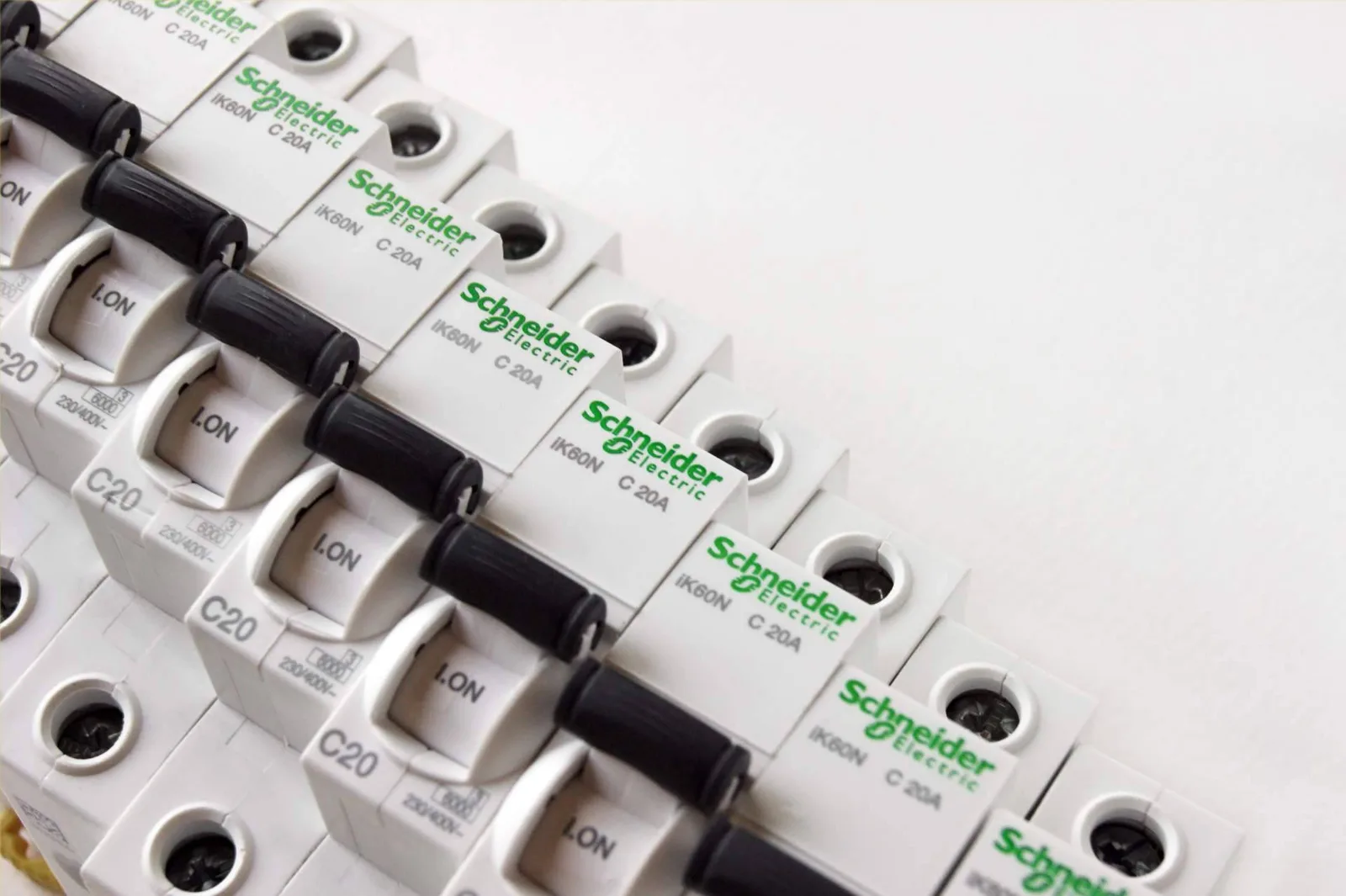 Cadenza Electric fortalece su catálogo de material eléctrico Schneider Electric con entrega inmediata