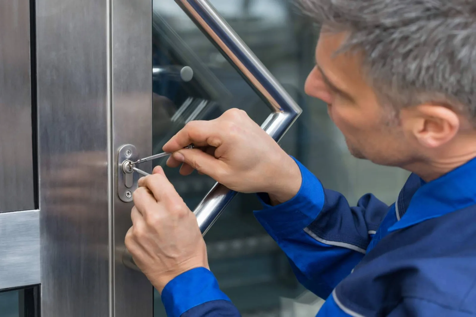 Urgencias Cerrajeros; servicio de cerrajería urgente para viviendas, comunidades y negocios de Madrid